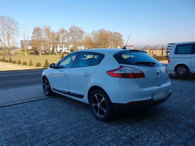 Gebraucht Renault Mégane 101 PS (74 kW) 2010 Weiß Limousine