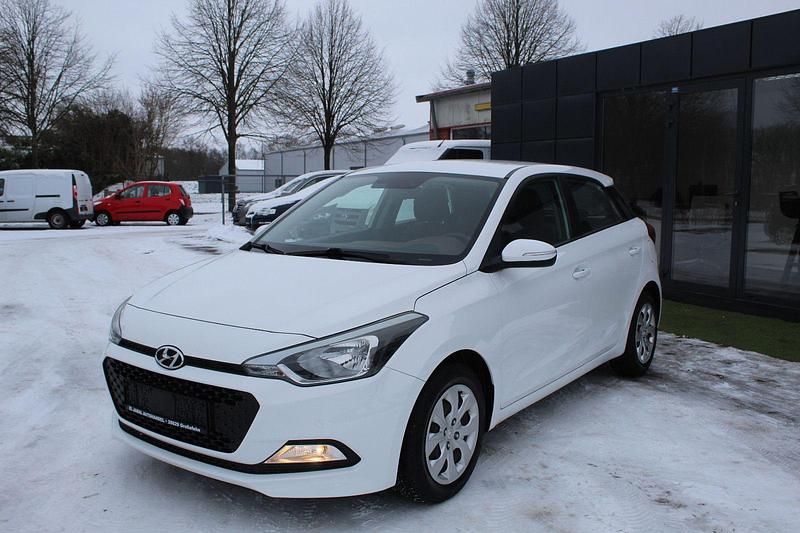 Weiß Gebraucht 2015 Hyundai i20 Classic Kleinwagen | 6.990 € (Etwas zu teuer) - Bild 1/4