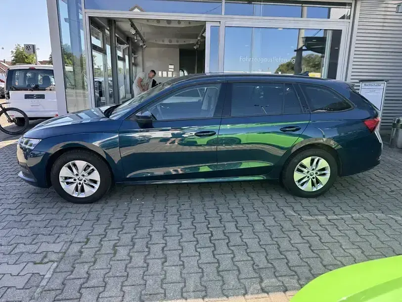 Gebraucht Skoda Octavia Ambition 116 PS (85 kW) 2023 Lavablau (metallic) Kombi