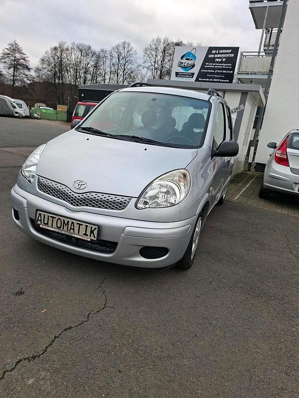 Silber Gebraucht 2003 Toyota Yaris Verso Van / Kleinbus | 5.299 € (Teuer) - Bild 1/4