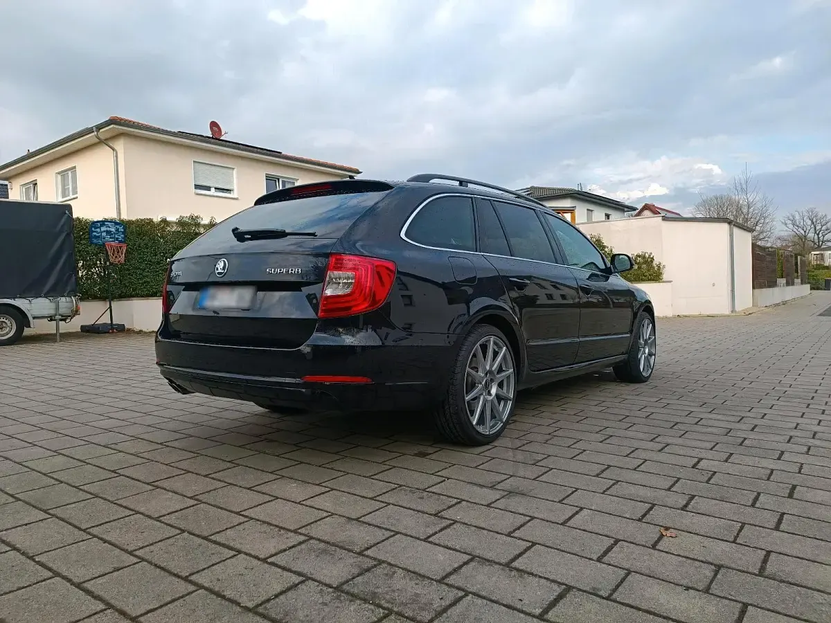 Gebraucht Skoda Superb 140 PS (102 kW) 2015 Schwarz Kombi