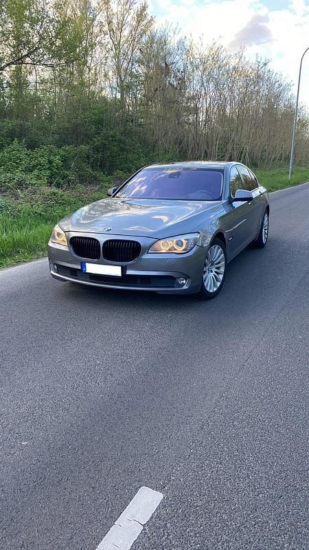 Grau Gebraucht 2011 BMW 730 Limousine | 9.000 € (Superpreis) - Bild 1/4