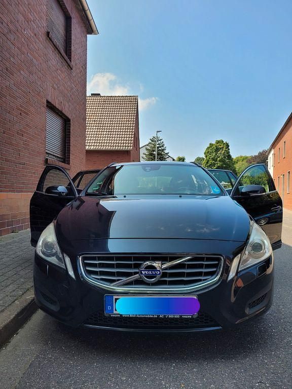 Schwarz Gebraucht 2013 Volvo V60 Momentum Kombi | 10.950 € (Etwas zu teuer) - Bild 1/4