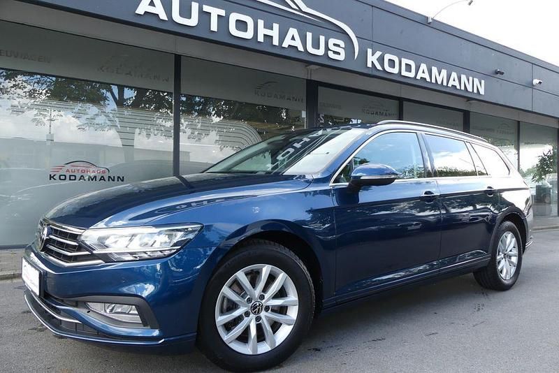 Blau Gebraucht 2023 VW Passat Business Kombi | 23.950 € (Fairer Preis) - Bild 1/4