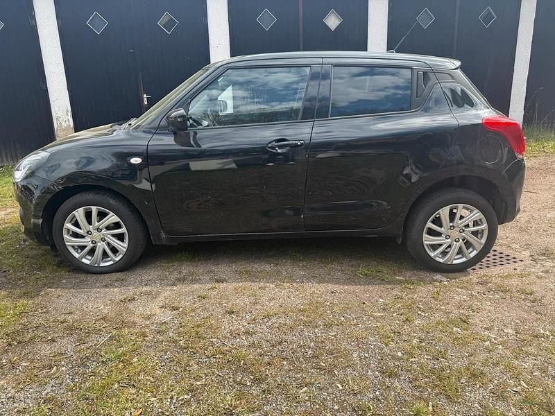 Używany Suzuki Swift 83 KM (61 kW) 2021 Czarny Hatchback