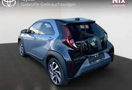 Neu Toyota Aygo X 72 PS (52 kW) 2025 Grau SUV