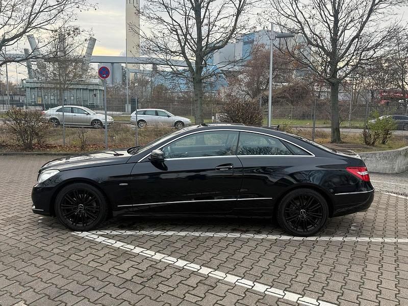 Gebraucht Mercedes E250 Elegance 204 PS (150 kW) 2010 Schwarz Coupé