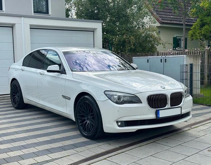 Weiß Gebraucht 2009 BMW 750 Comfort Edition Limousine | 8.900 € (Fairer Preis) - Bild 1/4