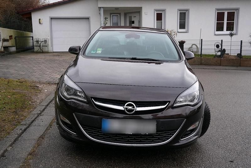 Gebraucht Opel Astra Innovation 165 PS (121 kW) 2013 Braun Kombi