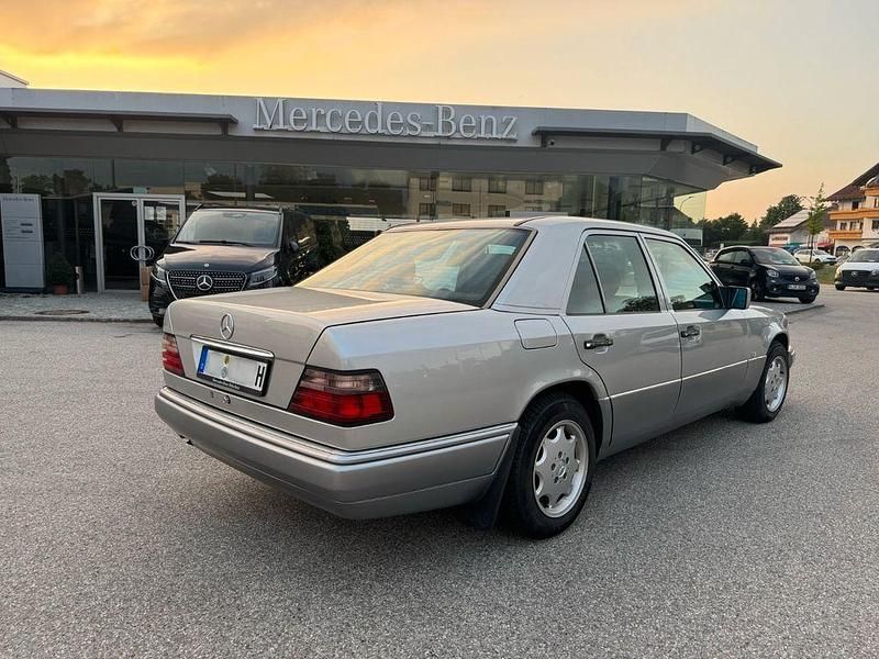 Gebraucht Mercedes E200 136 PS (100 kW) 1995 Silber Limousine