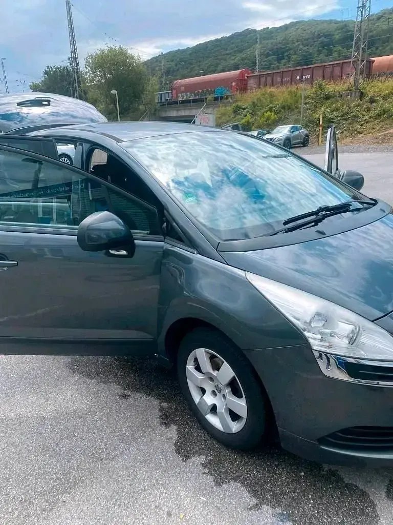 Gebraucht Peugeot 5008 112 PS (82 kW) 2011 Grau Van / Kleinbus