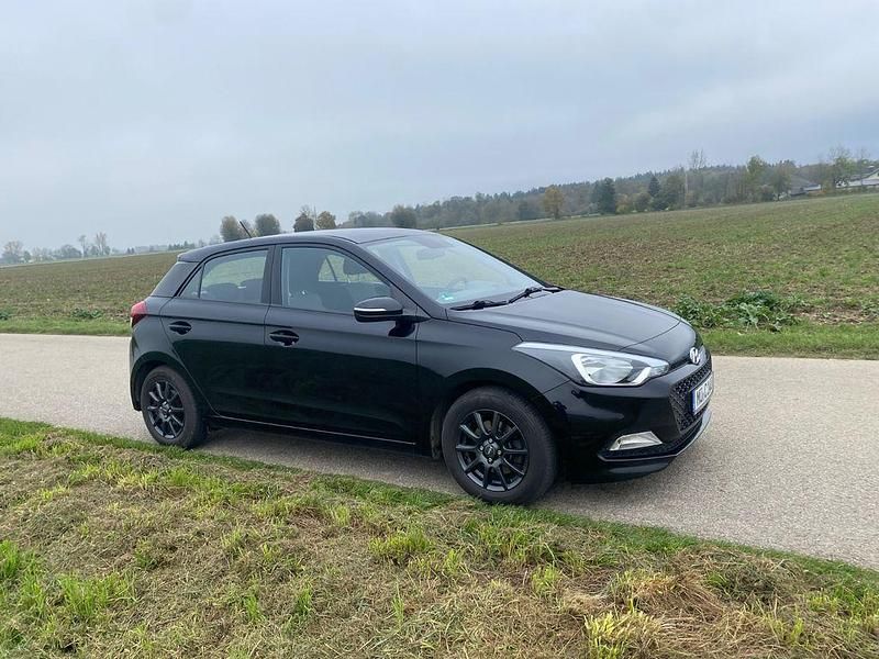 Schwarz Gebraucht 2016 Hyundai i20 Active Limousine | 5.500 € (Superpreis) - Bild 1/4