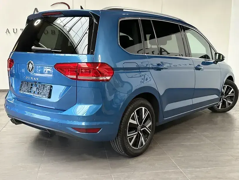 Gebraucht VW Touran Highline 150 PS (110 kW) 2023 Caribbean blue Van / Kleinbus