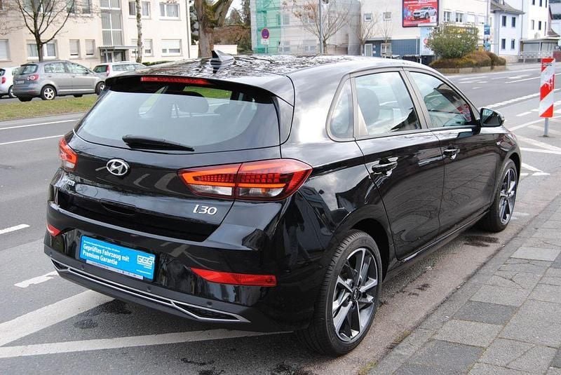 Gebraucht Hyundai i30 Trend 160 PS (117 kW) 2023 Schwarz Limousine
