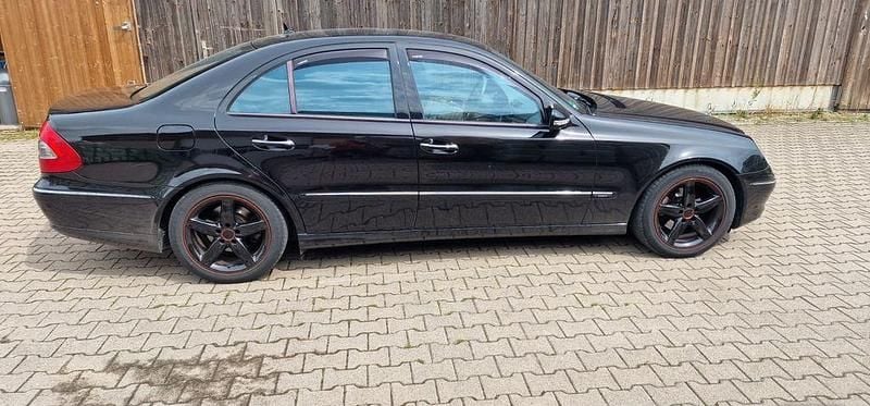 Schwarz Gebraucht 2007 Mercedes E280 Avantgarde Limousine | 5.250 € (Fairer Preis) - Bild 1/4