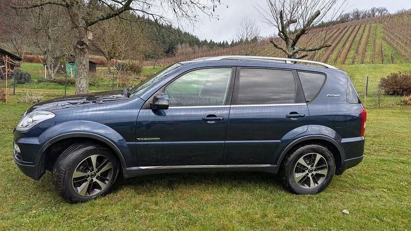 Blau Gebraucht 2015 Ssangyong (KGM) Rexton Sapphire SUV | 9.400 € (Superpreis) - Bild 1/4