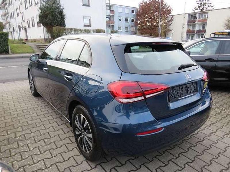 Gebraucht Mercedes A200 Style 150 PS (110 kW) 2020 Denimblau  metalliclack Kleinwagen