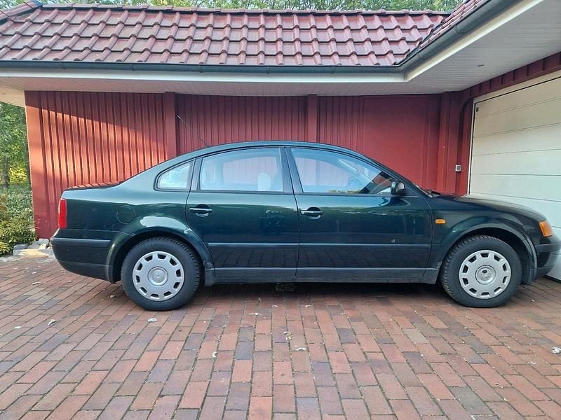 Grün Gebraucht 1997 VW Passat Limousine | 1.350 € (Guter Preis) - Bild 1/4