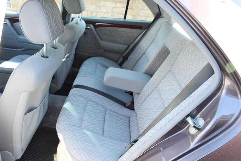 Gebraucht Mercedes C180 122 PS (89 kW) 1994 Andere farben Limousine