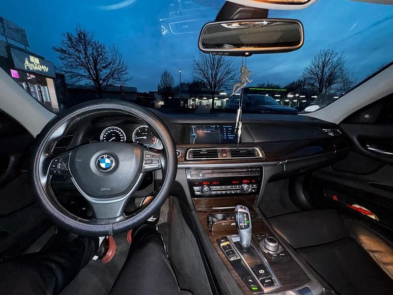 Gebraucht BMW 730 245 PS (180 kW) 2009 Grau Limousine