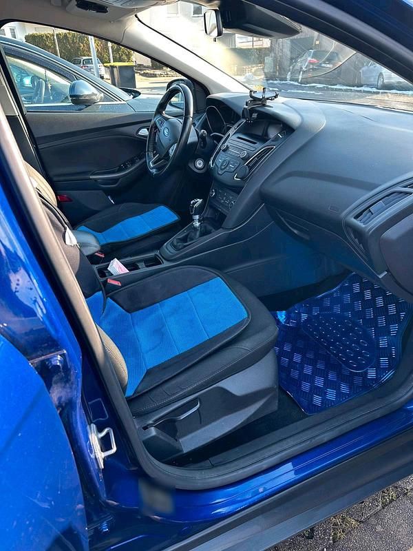 Second-hand Ford Focus 120 CP (88 kW) 2015 Albastru Break