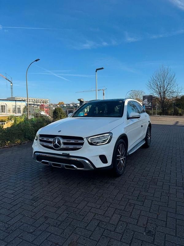 Weiß Gebraucht 2020 Mercedes GLC300 SUV | 30.249 € (Superpreis) - Bild 1/4