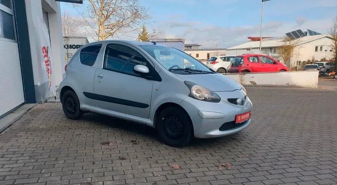 Gebraucht Toyota Aygo 68 PS (50 kW) 2006 Silber Kleinwagen