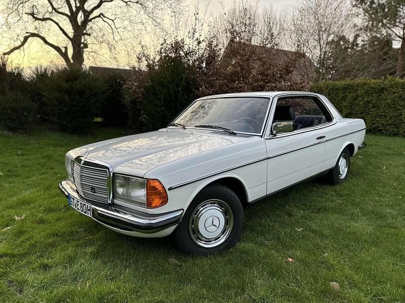 Weiß Gebraucht 1980 Mercedes 230 Coupé | 9.400 € - Bild 1/4