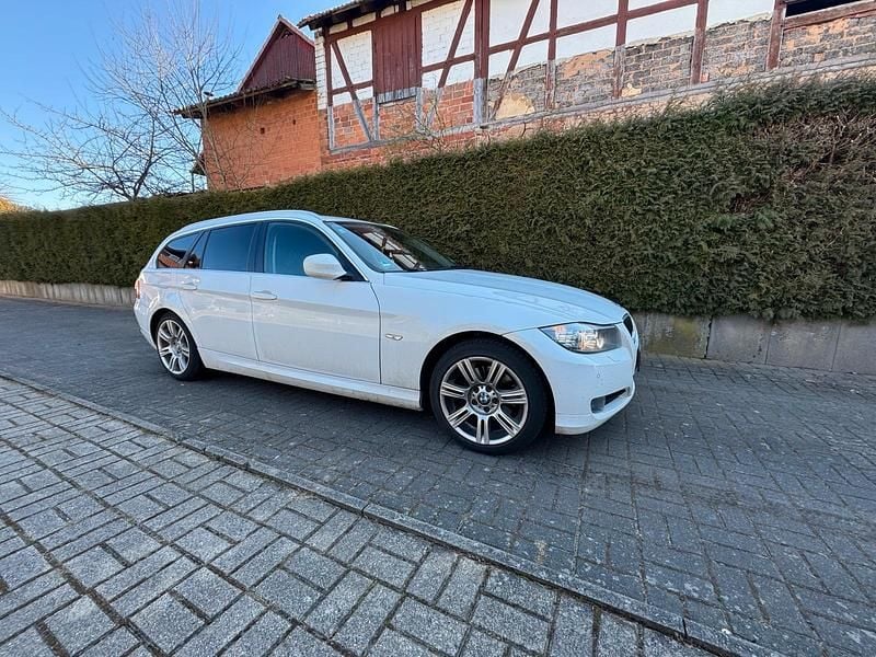 Weiß Gebraucht 2010 BMW 320 Kombi | 9.990 € - Bild 1/4
