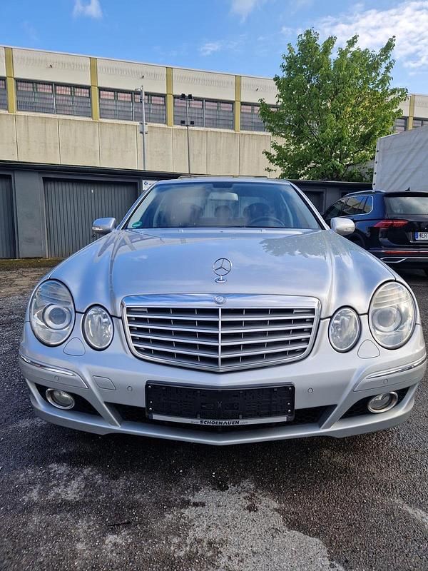 Silber Gebraucht 2007 Mercedes E500 Limousine | 6.200 € (Superpreis) - Bild 1/4