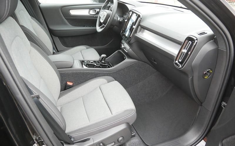 Neu Volvo XC40 Plus 197 PS (144 kW) 2025 Schwarz SUV