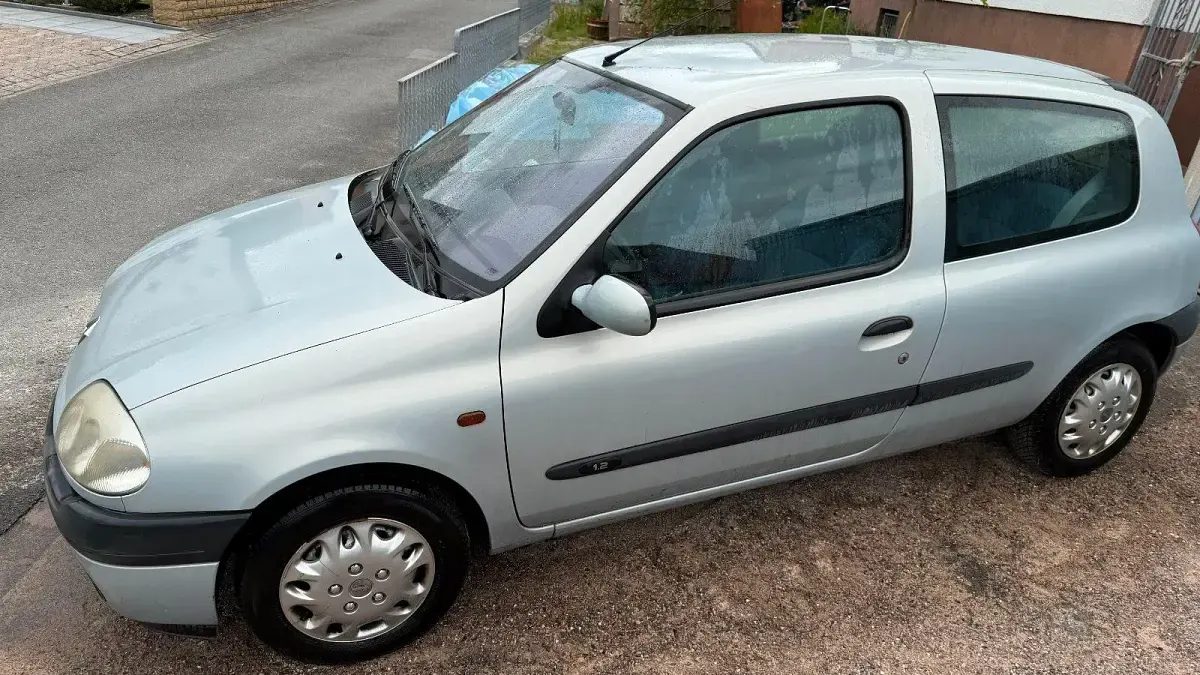 Gebraucht Renault Clio II 58 PS (42 kW) 2001 Silber Kleinwagen