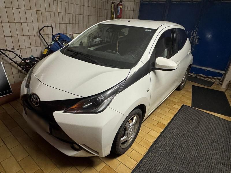 Weiß Gebraucht 2017 Toyota Aygo Kleinwagen | 6.600 € (Guter Preis) - Bild 1/4