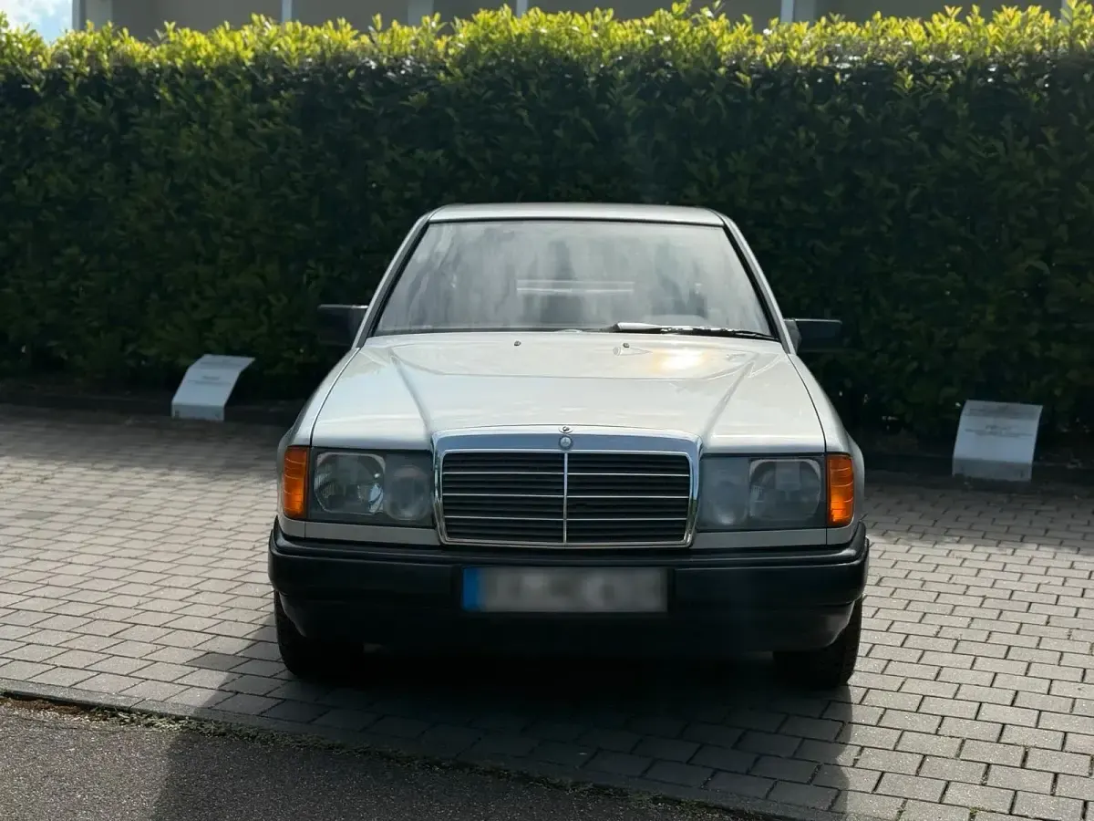 Używany Mercedes E230 132 KM (97 kW) 1986 Szary Sedan/Limuzyna