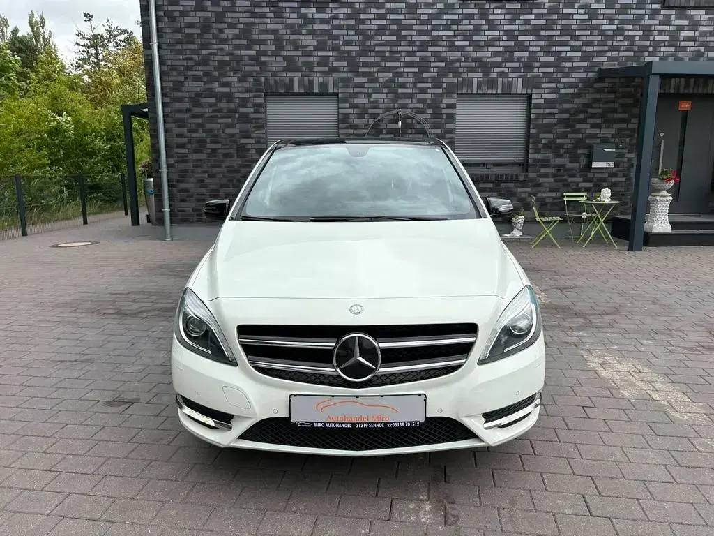 Gebraucht Mercedes B180 122 PS (89 kW) 2013 Weiß Kleinwagen