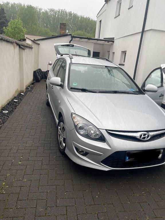 Grau Gebraucht 2011 Hyundai i30 Edition Kombi | 2.000 € (Guter Preis) - Bild 1/4