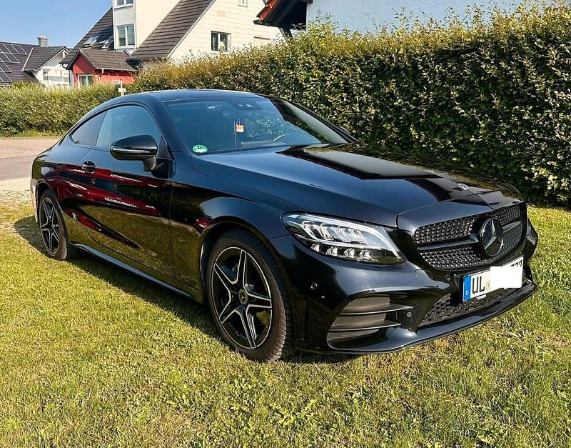 Schwarz Gebraucht 2018 Mercedes C200 AMG line Coupé | 29.999 € (Etwas zu teuer) - Bild 1/4