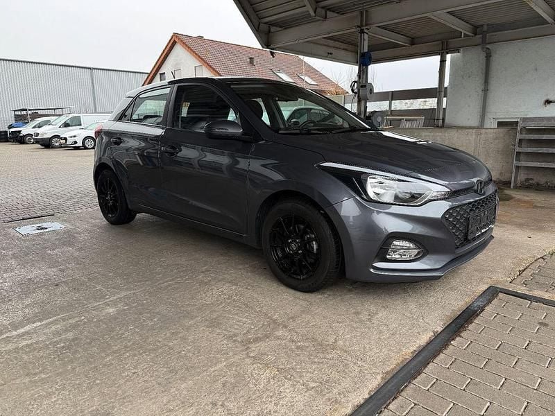 Gebraucht Hyundai i20 Trend 84 PS (61 kW) 2019 Grau Kleinwagen