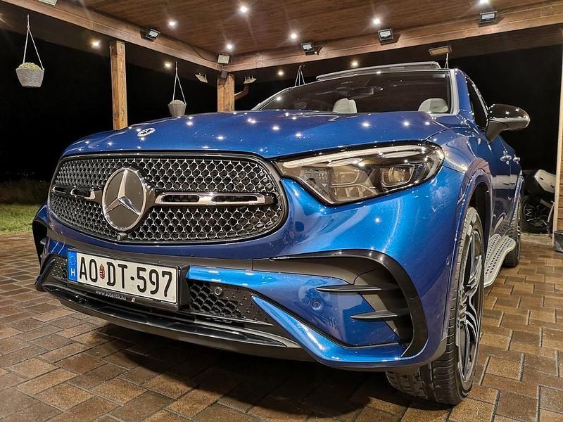 Blau Gebraucht 2023 Mercedes GLC300e Coupé | 65.596 € (Superpreis) - Bild 1/4