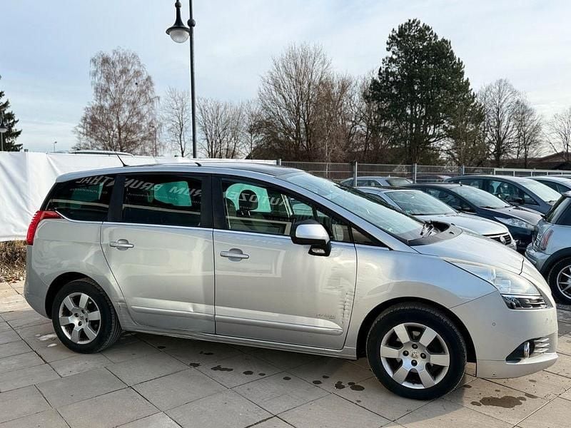 Gebraucht Peugeot 5008 Business-Line 114 PS (83 kW) 2013 Silber Van / Kleinbus