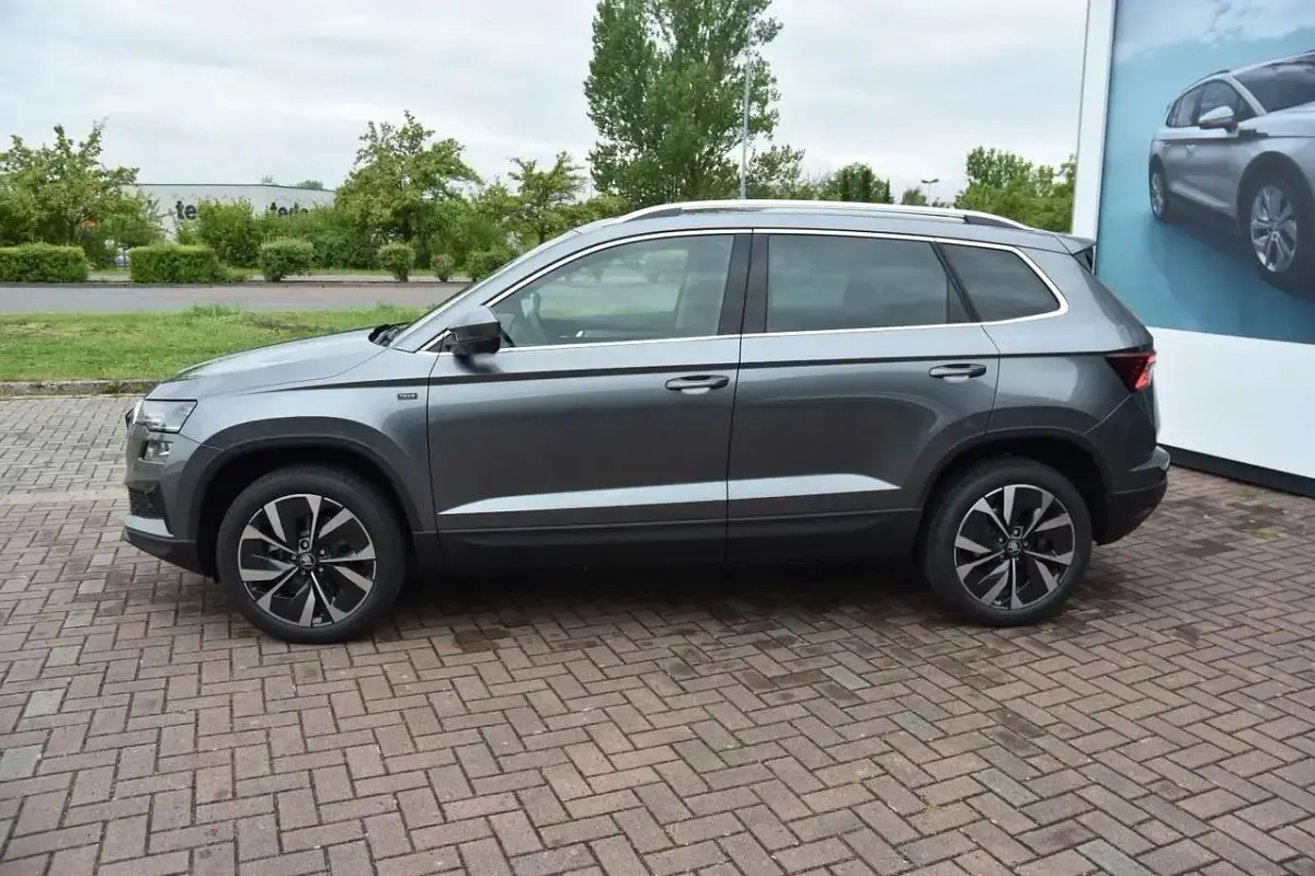 Neu Skoda Karoq Tour 150 PS (110 kW) 2026 Graphitegrau metallic SUV
