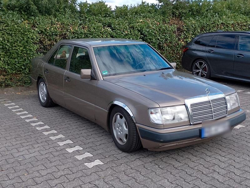 Braun Gebraucht 1991 Mercedes 230 Limousine | 3.650 € - Bild 1/4