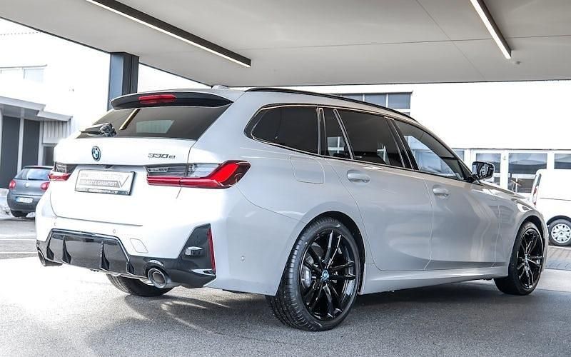 Gebraucht BMW 330e Shadowline 292 PS (214 kW) 2024 Weiß Kombi