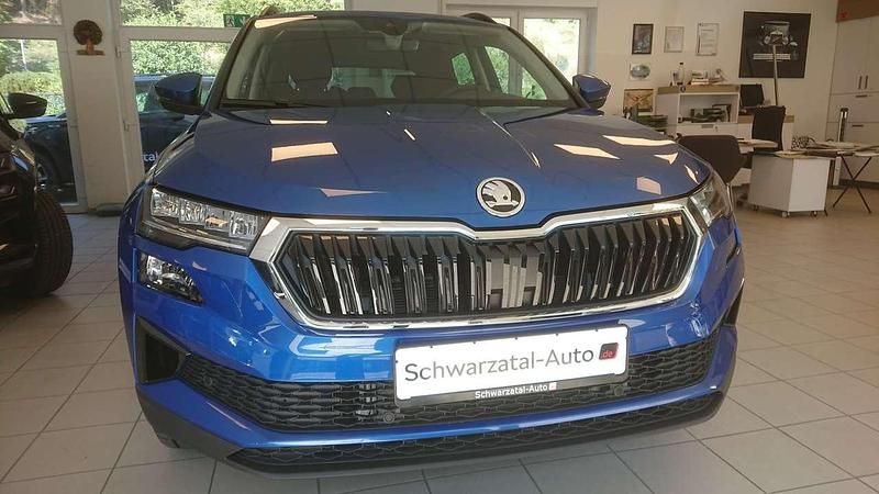 Raceblau metallic Neu 2025 Skoda Karoq Selection SUV | 34.650 € (Fairer Preis) - Bild 1/4