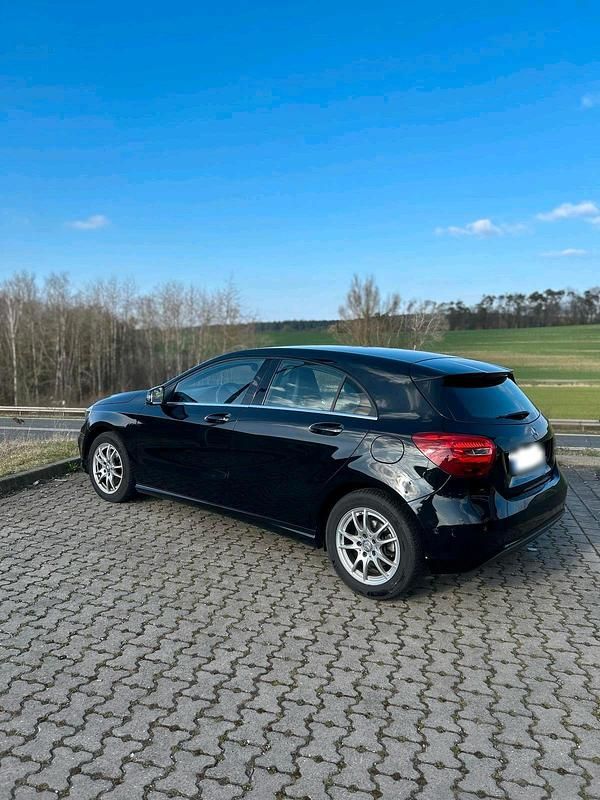 Gebraucht Mercedes A180 109 PS (80 kW) 2016 Schwarz Kleinwagen