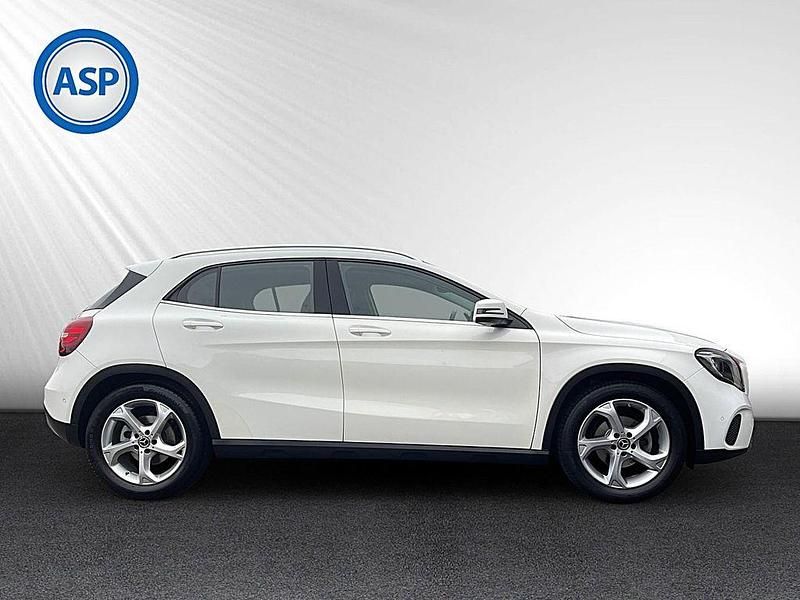 Gebraucht Mercedes GLA180 Urban 122 PS (89 kW) 2020 Weiß SUV