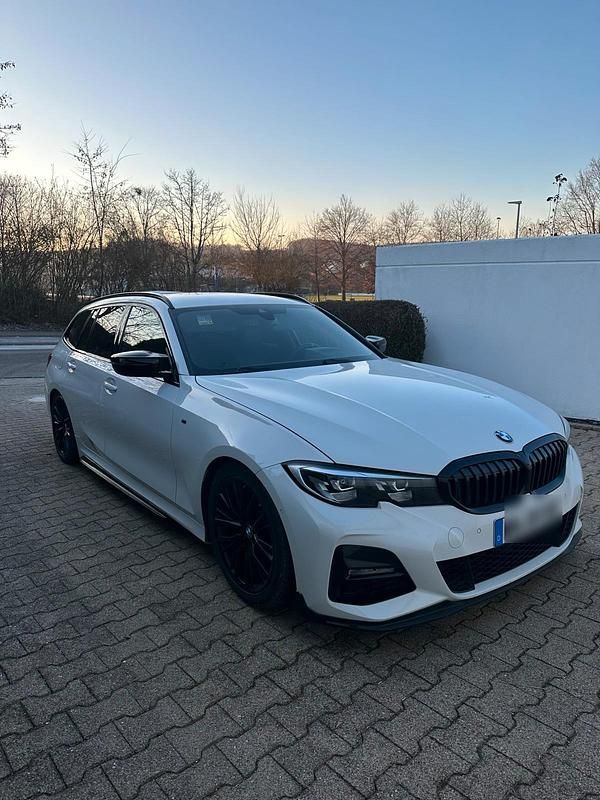 Weiß Gebraucht 2021 BMW 320 M Sport Kombi | 29.500 € (Teuer) - Bild 1/4