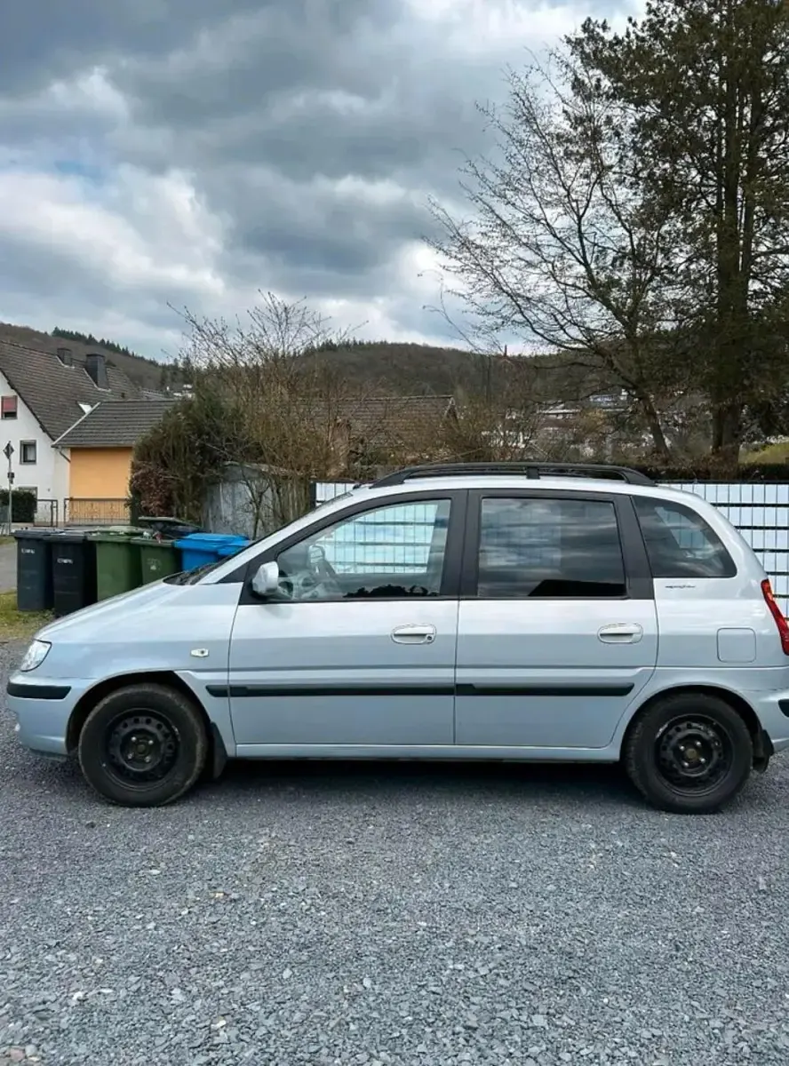 Second-hand Hyundai Matrix 122 CP (89 kW) 2004 Argintiu Monovolum