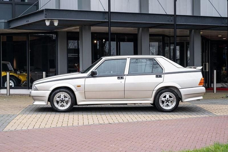 Gebraucht Alfa Romeo 75 155 PS (114 kW) 1988 Grau Limousine