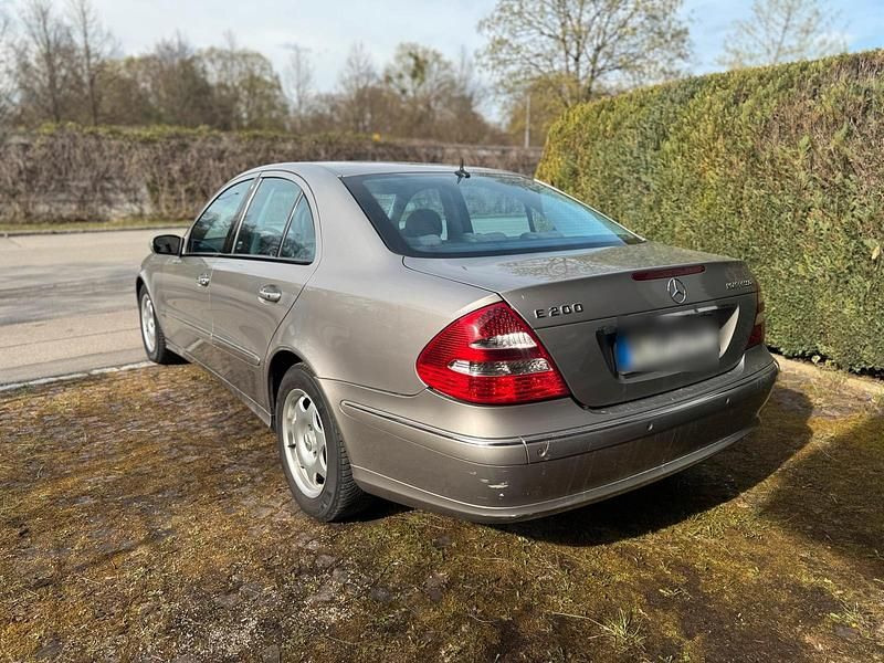 Second-hand Mercedes E200 163 CP (119 kW) 2003 Argintiu Berlinǎ